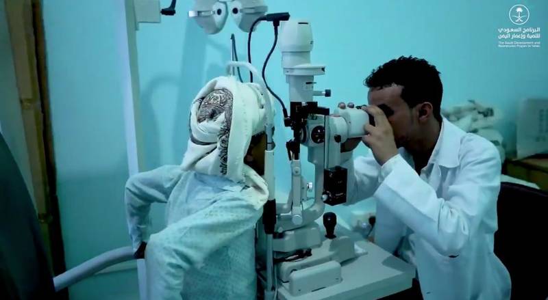 صورة لطبيب يفحص المريض باستخدام أحدث المعدات المقدمة من البرنامج السعودي لتنمية وإعمار اليمن