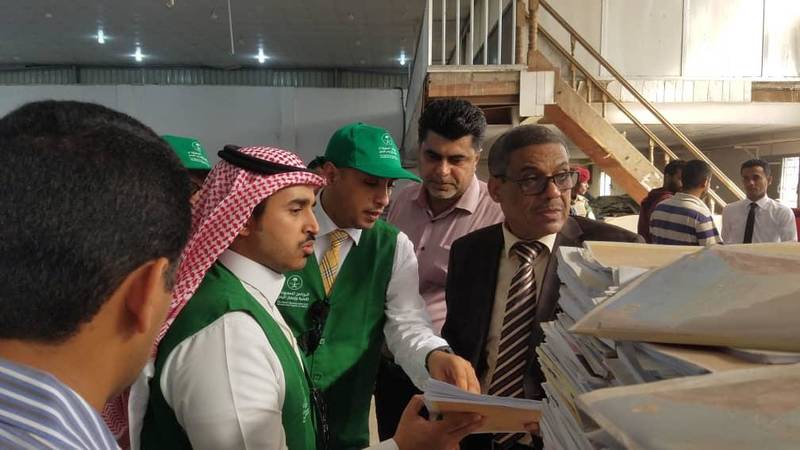 فريق البرنامج السعودي لتنمية وإعمار اليمن وهو يرصد احتياجات المطابع