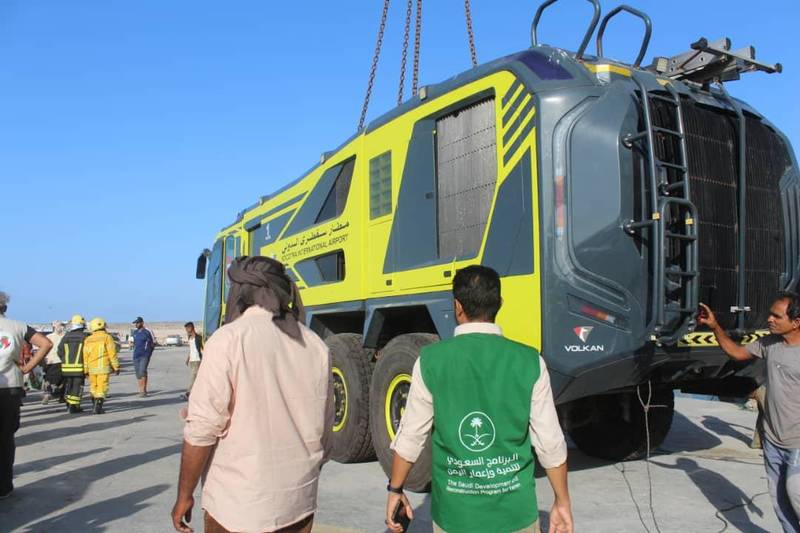 وصول العربات المقدمة من البرنامج السعودي لتنمية وإعمار اليمن إلى مطار سقطرى الدولي