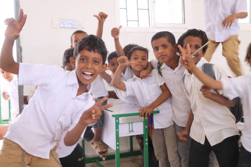 البرنامج السعودي لتنمية وإعمار اليمن يدعم القطاع التعليمي بطاولات ومقاعد مدرسية